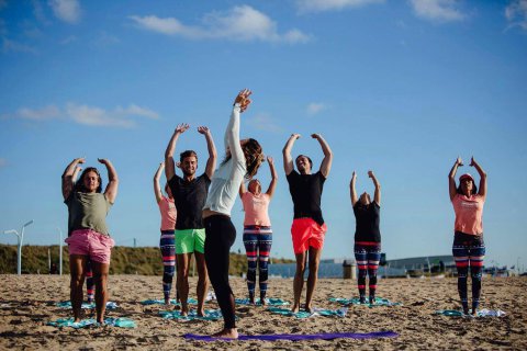 bedrijfsuitje-yoga-hoekvanholland-strand